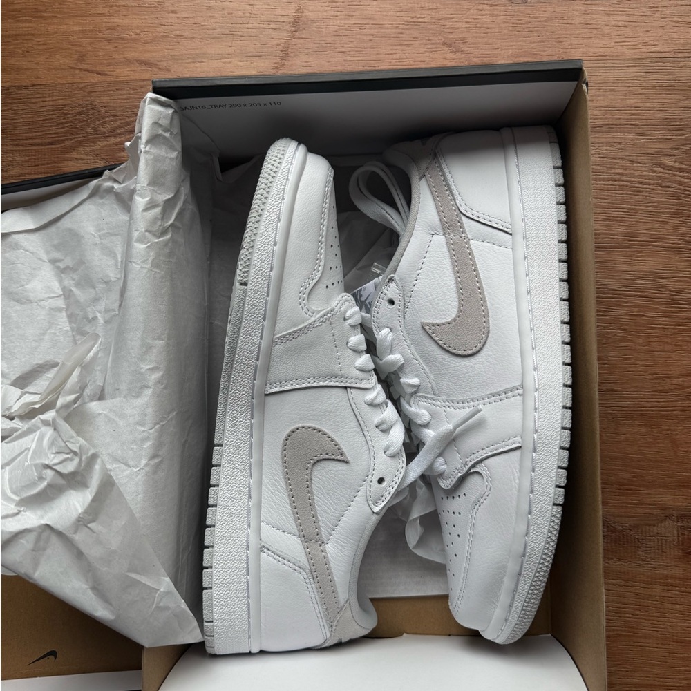 Air Jordan 1 OG low Nike White Athletic Sneaker - Clean Interior